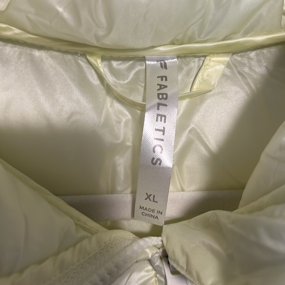 Fabletics: Elliot Packable Puffer Vest Size XL - Picture 6 of 6